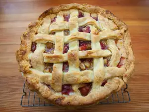 American Rhubarb Pie