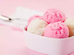 Sugar-Free Ice Cream with Strawberries