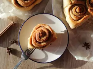 Fluffy Christmas Cinnamon Rolls