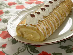 Roll with Homemade Cream, Bananas and Chocolate Crispies