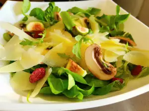 Green Salad with Aromatic Cheese, Figs and Mushrooms