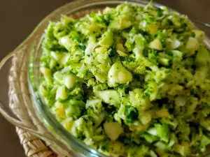 Vitamin Salad with Broccoli, Zucchini and Apples