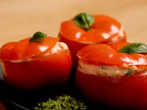 Salad with Tomatoes and Parsley Pesto