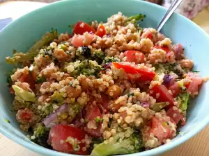 Quinoa Salad with Chickpeas and Broccoli