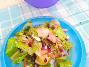 Salad with Blueberries, Pear and Blue Cheese