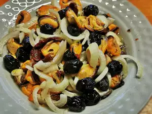 Salad with Mussels, Onions and Olives