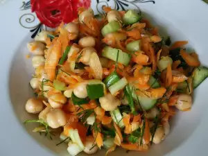 Salad with Chickpeas and Carrots