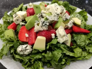 Spinach Salad with Strawberries and Blue Cheese