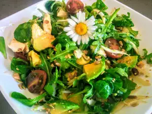 Salad with Seeds and Nuts