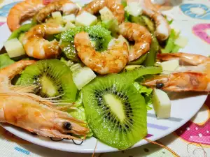 Fresh Salad with Kiwi and Prawns