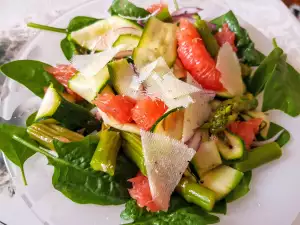 Spring Salad with Spinach, Asparagus and Grapefruit