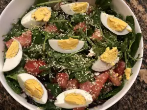 Green Salad Mix with Quinoa and Buffalo Cheese