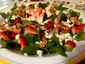 Salad with Spinach, Strawberries and Goat Cheese