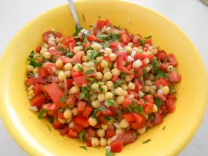 Salad with Chickpeas and Peppers