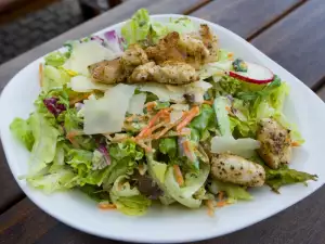 Salad with Warm Chicken Fillets