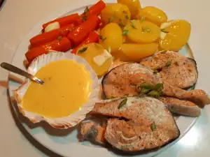 Salmon with Steamed Vegetables and Hollandaise Sauce