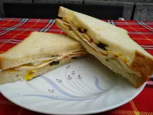 Sandwich with Smoked Chicken Fillet and Cheddar