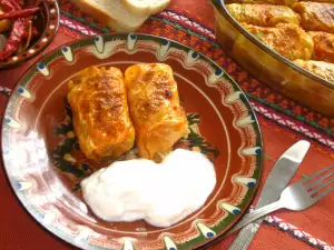 Oven-Baked Sauerkraut Sarma with Minced Meat and Bacon