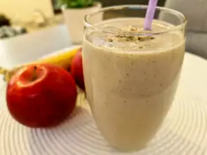 Relaxing Banana, Apple and Cinnamon Shake