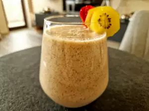 Kiwi, Strawberry and Chia Shake