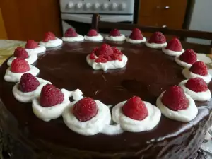 Irresistible Chocolate Cake with Raspberries