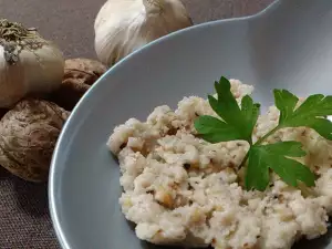 Vegan Skordalia from Walnuts and Dry Bread