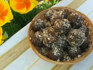 Raw Sweet Balls with Coconut Oil and Nuts