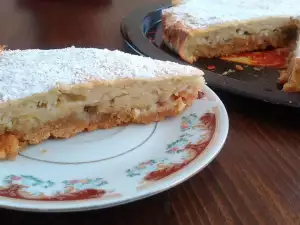 Cake with Bananas and Apples