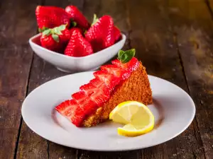 Economical Cake with Strawberries