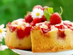 Fluffy Pie with Strawberries