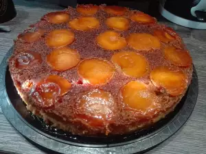 Cake with Apricots and Caramel