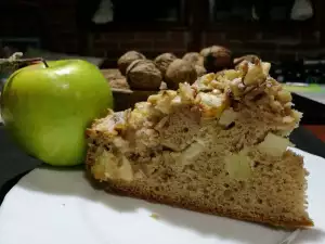 Cake with Apples, Walnuts and Cinnamon