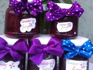 Strawberry Jam with Almond Leaves