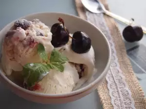 Homemade Cherry Ice Cream