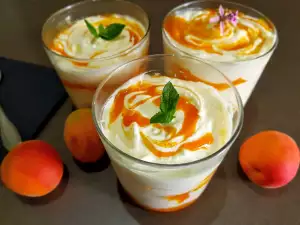 Ice Cream with Mascarpone and Apricots