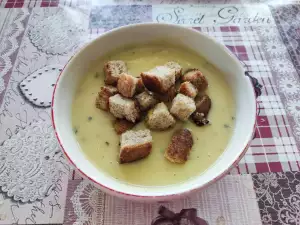 Creamy Zucchini Cream Soup with Croutons