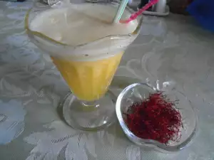 Energizing Smoothie with Honey and Saffron