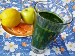 Green Smoothie with Spinach and Apple