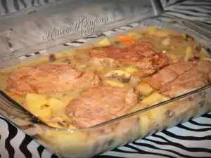 Juicy Steaks with Garlic Potatoes and Mushroom Sauce in the Oven