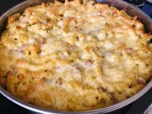 Savory Oven-Baked Macaroni with Ham and Yellow Cheese