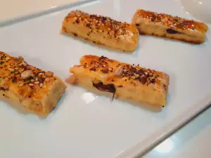 Delicious Crackers with Cream Cheese and Olives