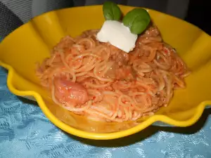 Spaghetti with Minced Meat and Sour Cream