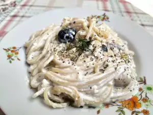 Spaghetti with Cheese and Mushroom Sauce