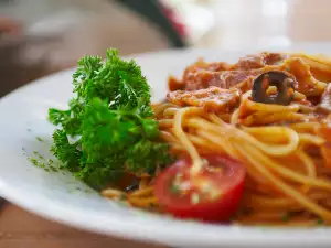 Spaghetti with Tuna and Dried Olives