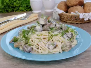 Neapolitan-Style Spaghetti with Mushroom Sauce