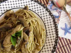 Spaghetti with Mushrooms and Pesto