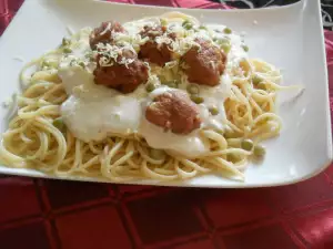 Spaghetti with White Sauce, Peas and Meatballs