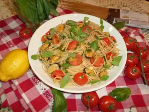 Whole Grain Pasta with Mussels and Cherry Tomatoes