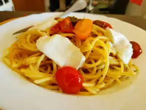 Spaghetti with Cherry Tomatoes and Mozzarella