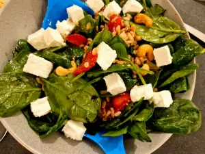 Spinach Salad with Cashews and Strawberries